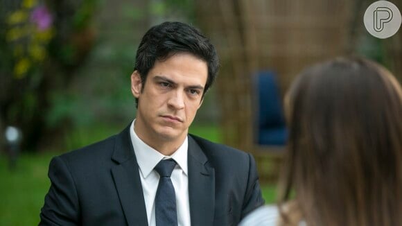 Eric (Mateus Solano) garante a Luiza (Camila Queiroz) que vai provar sua inocência, na novela 'Pega Pega'