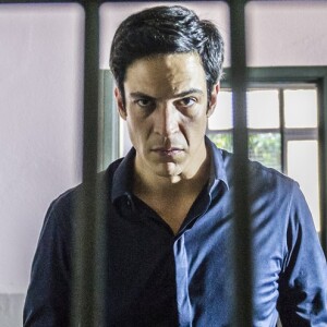 Eric (Mateus Solano) foi preso, acusado de ter roubado o dinheiro da venda do hotel, na novela 'Pega Pega'