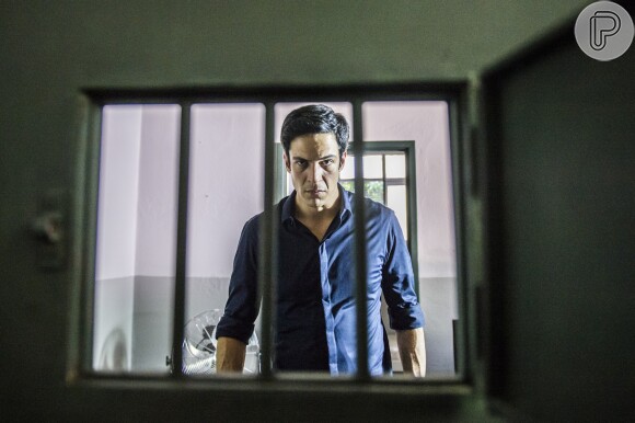 Eric (Mateus Solano) foi preso, acusado de ter roubado o dinheiro da venda do hotel, na novela 'Pega Pega'