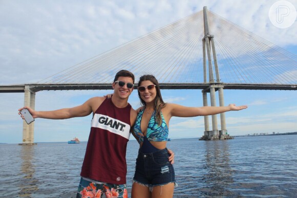 Manoel está curtindo dias em Manaus com a namorada, Vivian, vice-campeã do 'BBB17'