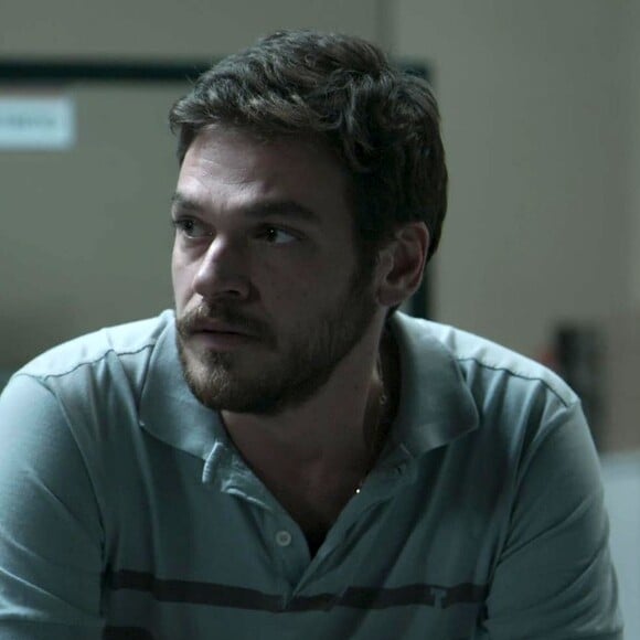 Rubinho (Emílio Dantas) consegue convencer a mulher, Bibi (Juliana Paes), a desenterrar maconha e, depois, negociar sua dívida com um traficante, na novela 'A Força do Querer', adianta o colunista de TV Daniel Castro nesta quarta-feira, 14 de junho de 2017: 'É a minha única chance!'