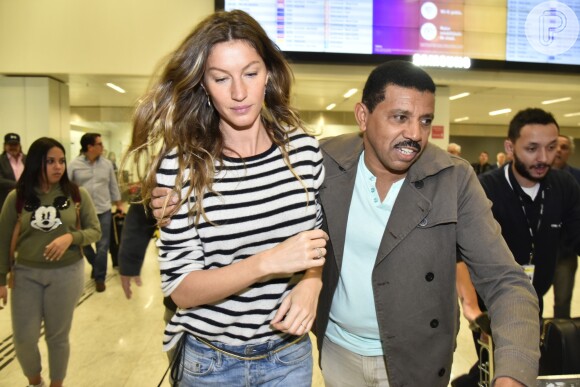 Gisele Bündchen foi cercada por seguranças ao chegar em São Paulo
