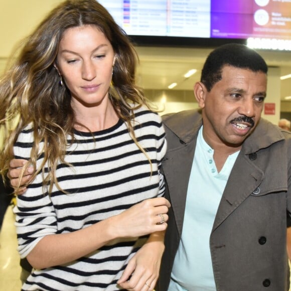 Gisele Bündchen foi cercada por seguranças ao chegar em São Paulo