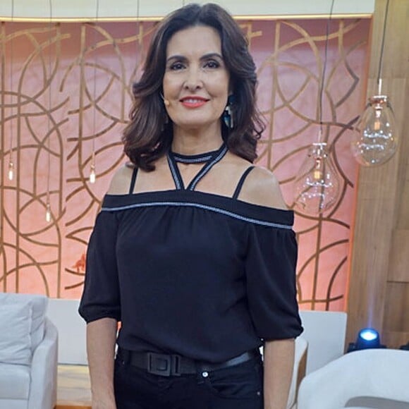 Fátima Bernardes rompeu o chão em truque na TV, ao abrir o 'Encontro' desta quarta-feira, 14 de junho de 2017 e divertiu a web: 'Chegou chegando'