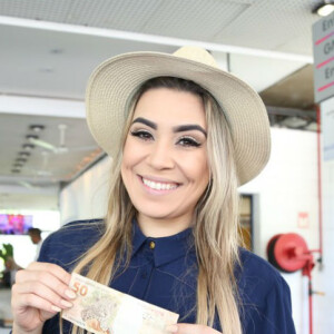 Naiara Azevedo praticou exercícios ao lado do marido, Rafael Cabral