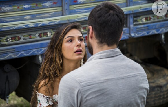 Ritinha (Isis Valverde) dá de cara com Zeca (Marco Pigossi) ao chegar em casa, na novela 'A Força do Querer'