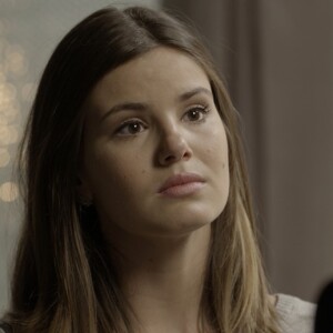 Luiza (Camila Queiroz) pede ajuda de Douglas (Guilherme Weber) para encontrar um lugar para ficar, na novela 'Pega Pega'