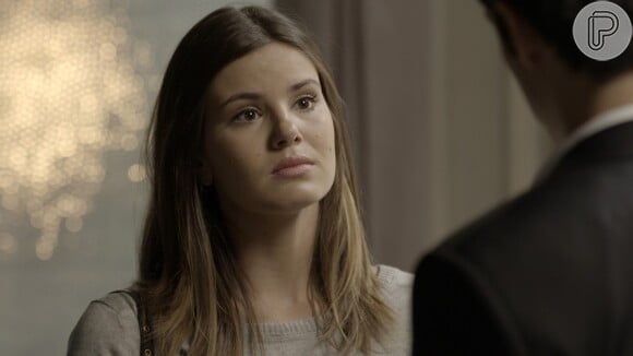 Luiza (Camila Queiroz) pede ajuda de Douglas (Guilherme Weber) para encontrar um lugar para ficar, na novela 'Pega Pega'
