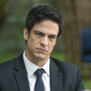 Eric (Mateus Solano) surpreende Luiza (Camila Queiroz) no corredor do hotel, na novela 'Pega Pega'