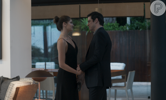Acreditando que Eric (Mateus Solano) é inocente, Luiza (Camila Queiroz) reata o namoro com ele, na novela 'Pega Pega'