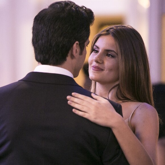 Luiza (Camila Queiroz), escondida no hotel 'Carioca Palace', encontra Eric (Mateus Solano) no corredor e os dois têm recaída, na novela 'Pega Pega'
