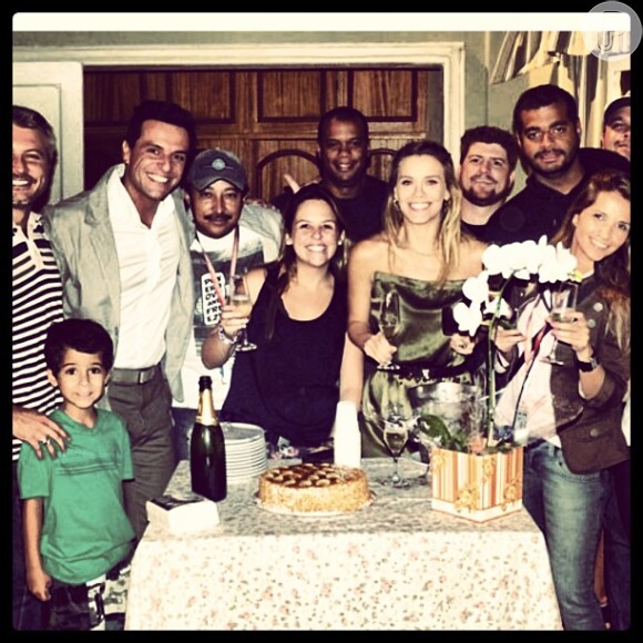Carolina Dieckmann posa com os colegas de elenco durante festa de despedida