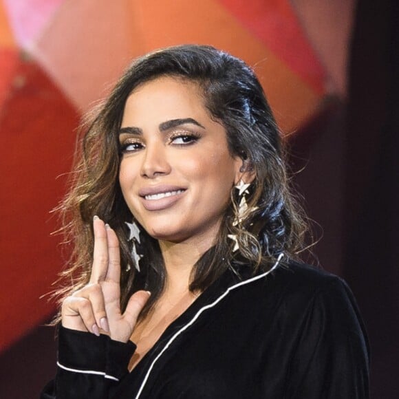 Anitta e um rapaz foram vistos jantando juntos em restaurante japonês do Leblon, Zona Sul do Rio de Janeiro, na noite do Dia dos Namorados, diz fonte da coluna 'Retratos da Vida', do jornal 'Extra', nesta quinta-feira, 15 de junho de 2017