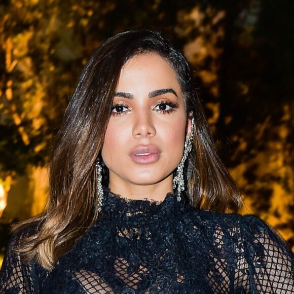 Anitta contou que gosta de cozinhar e limpar o banheiro de sua mansão: 'Boto uma música. É mara'