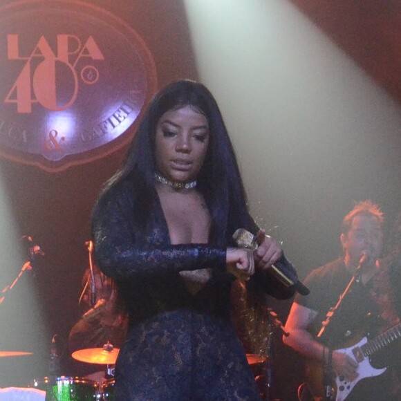 Ludmilla arrasou ao apostar em decote para show na casa de espetáculos Rio 40º Graus, no Centro da cidade