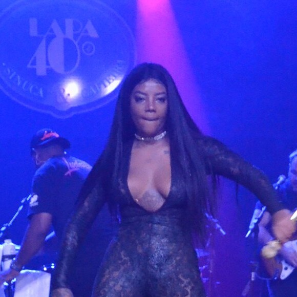 Ludmilla arrasou ao apostar em decote para show na casa de espetáculos Rio 40º Graus, no Centro da cidade, na madrugada desta quinta-feira, 15 de junho de 2017