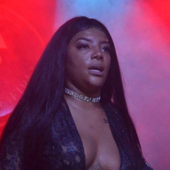 Ludmilla apostou no decote e deixou à mostra a tatuagem que possui na altura dos seios