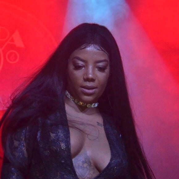 Ludmilla arrasou ao apostar em decote para show no Rio de Janeiro