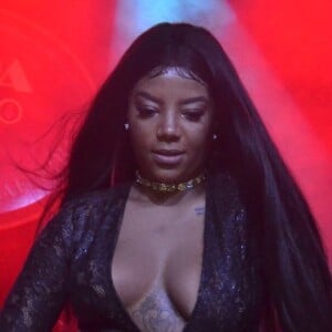 Ludmilla usou decote arrebatador durante show no Rio