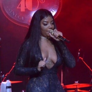 Ludmilla usou decote arrebatador durante show no Rio, na madrugada desta quinta-feira, 15 de junho de 2017