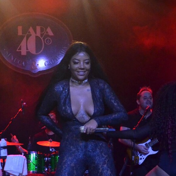 Ludmilla apostou em decote arrasador e exibiu tatuagem na altura dos seios em show no Rio