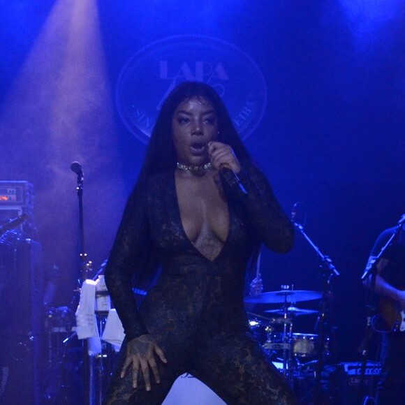 Ludmilla apostou em decote arrasador para se apresentar na Rio 40º Graus, nesta madrugada de quinta-feira, 15 de junho de 2017