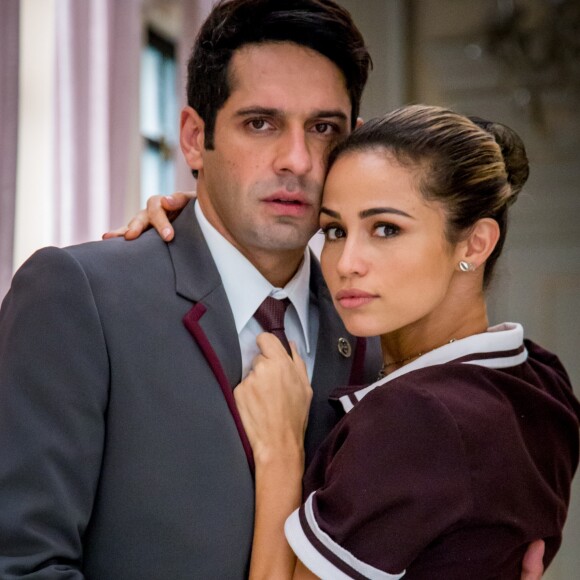 Sandra (Nanda Costa) tem um romance com Agnaldo (João Baldasserini) na novela 'Pega Pega'