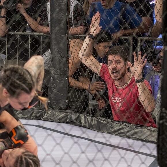 Zeca (Marco Pigossi) vai aparecer de surpresa na plateia durante a luta de MMA em 'A Força do Querer'