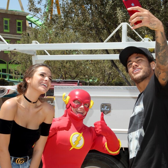 'Feliz dia pra todos os apaixonados, como nós', escreveu Bruna Marquezine