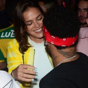 Bruna Marquezine, em ano sabático, está passando as férias com Neymar