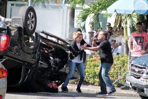 Em pânico e aos gritos, Ivana é contida pelo condutor do outro carro acidentado nas cenas da novela 'A Força do Querer'