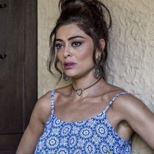 'Tenho que botar gelo. É difícil, né? Porque esse olho é muito pequeno, né, minha gente', brincou Juliana Paes