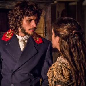 Joaquim (Chay Suede) desmascara Elvira (Ingrid Guimarães) e ameaça matá-la se ela não ficar longe dele e de Quinzinho (Théo Lopes), na novela 'Novo Mundo'