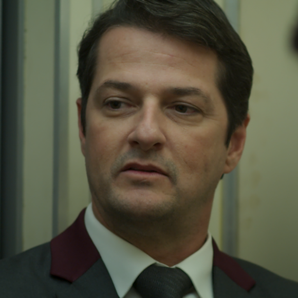 Malagueta (Marcelo Serrado) é o mentor do roubo ao cofre do hotel, na novela 'Pega Pega'