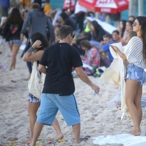 Isis Valverde mostra corpo sequinho com short jeans e top de renda. Fotos foram feitas nesta quinta-feira, 15 de junho de 2017