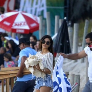 Isis Valverde mostra corpo sequinho com short jeans e top de renda. Fotos foram feitas nesta quinta-feira, 15 de junho de 2017