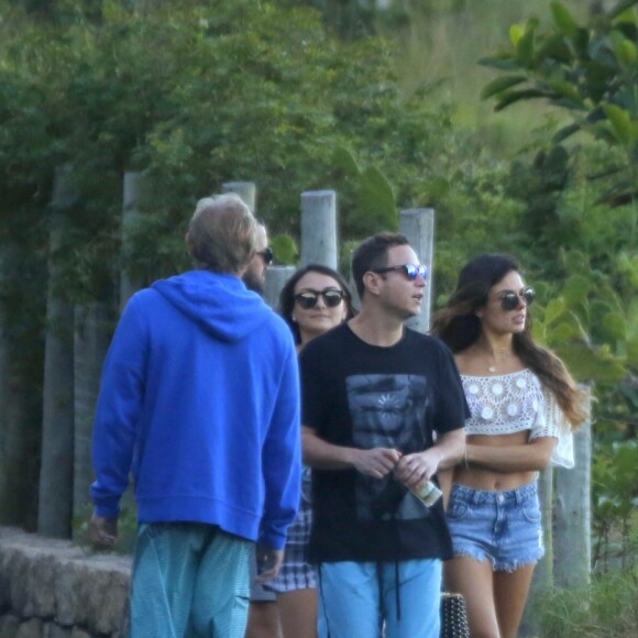 Com barriga e pernas à mostra, Isis Valverde passeia pela zona oeste do Rio