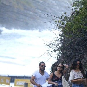 Isis Valverde mostra corpo sequinho com short jeans e top de renda. Fotos foram feitas nesta quinta-feira, 15 de junho de 2017