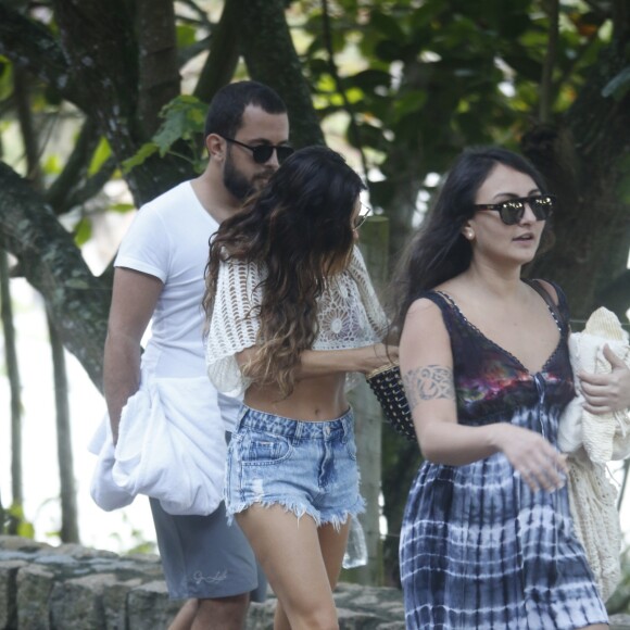 Isis Valverde mostra corpo sequinho com short jeans e top de renda. Fotos foram feitas nesta quinta-feira, 15 de junho de 2017