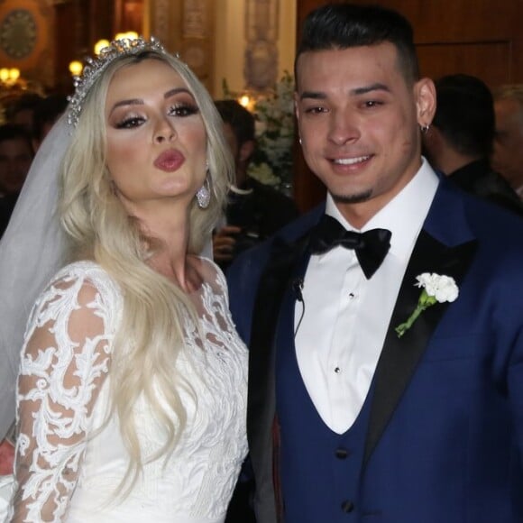 Juju Salimeni usou seu instagram para ironizar notícia de crise em seu casamento com Felipe Franco