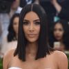 Kim Kardashian dispensou joias ao passar pelo tapete vermelho no MET Gala