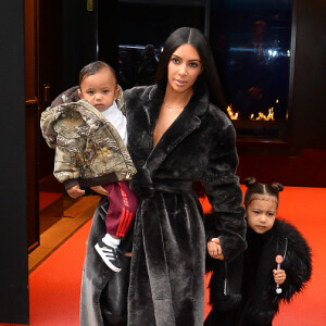 Kim Kardashian postou foto com a filha, North West, e a imagem rendeu mais de 1.100 milhão em cerca de quatro horas no Instagram