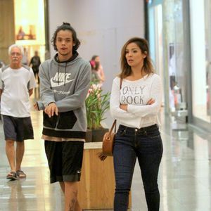 Carol Nakamura e o filho, Juan, curtiram um dia de compras no feriado desta quinta-feira, 15 de junho de 2017