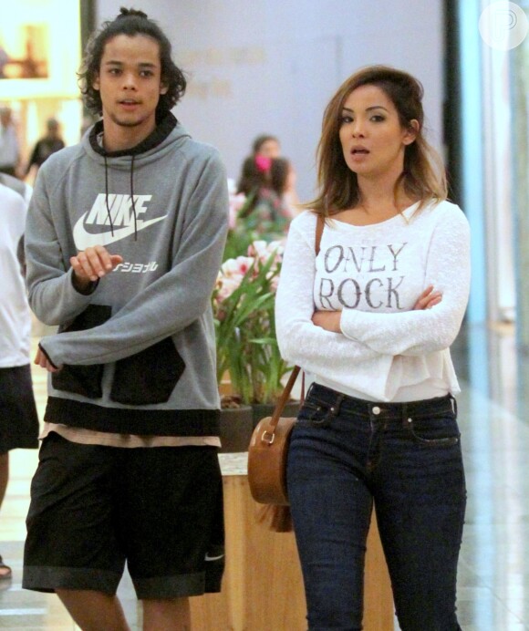 Carol Nakamura leva o filho para passeio no shopping e semelhança impressiona