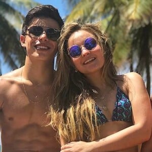 Larissa Manoela apareceu de biquíni ao lado de Thomaz Costa em 30 de abril de 2017