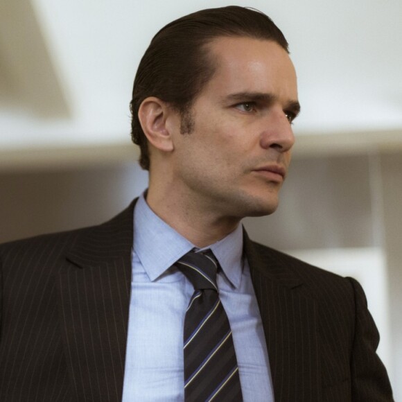 O empresário Vitor (Daniel de Oliveira) não aceita a reaproximação de Alice (Sophie Charlotte) com Renato (Renato Góes) na supersérie 'Os Dias Eram Assim'