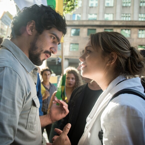 Alice (Sophie Charlotte) reencontra Renato (Renato Góes) no capítulo do dia 19 de junho de 2017 da supersérie 'Os Dias Eram Assim'