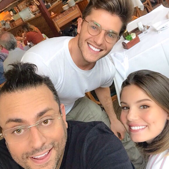 Klebber Toledo e Camila Queiroz com o chef João Marcelo Coelho, responsável pelo menu da festa