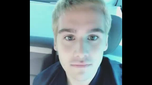 Nicolas Prattes, após adotar cabelo loiro, é comparado a Justin Bieber na web