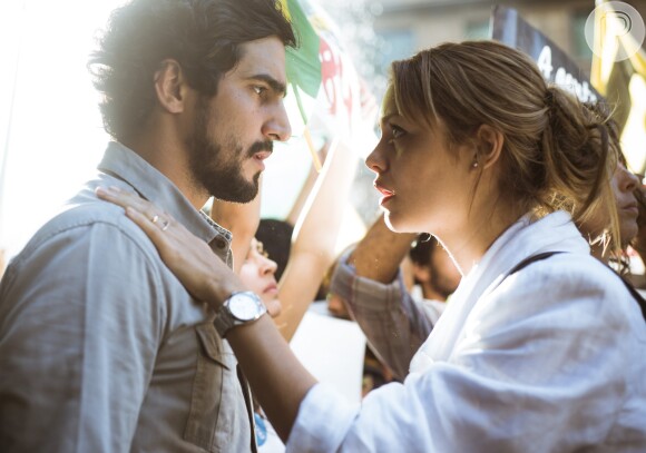Renato (Renato Góes) e Alice (Sophie Charlotte) não resistem e se beijam, em cena da supersérie 'Os Dias Eram Assim' prevista para ir ao ar a partir de 26 de junho de 2017